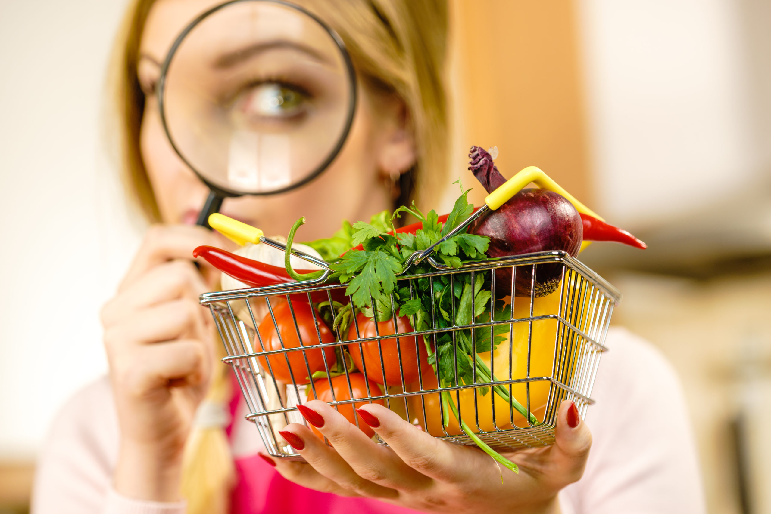 Searching food. Корзиночка через лупу. Овощи в магазине под лупой. Женщина с корзиной продуктов. Портрет покупательской персоны фото.